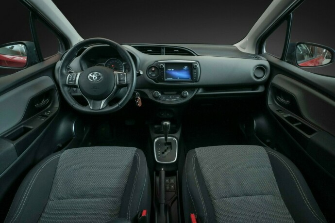 toyota-yaris-elektrisitetbensin-2014-big-20