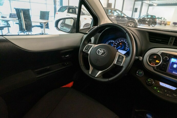 toyota-yaris-elektrisitetbensin-2013-big-8