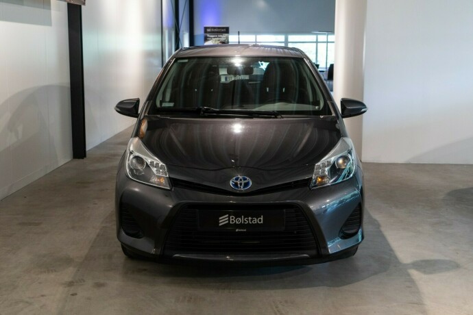 toyota-yaris-elektrisitetbensin-2013-big-1