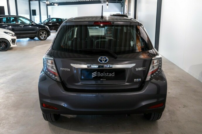 toyota-yaris-elektrisitetbensin-2013-big-3