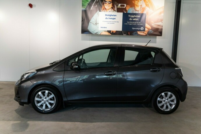 toyota-yaris-elektrisitetbensin-2013-big-2