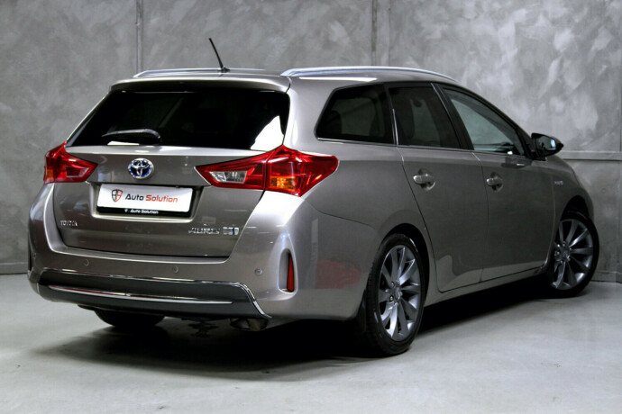 toyota-auris-elektrisitetbensin-2013-big-1