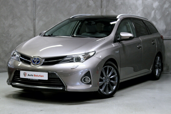 toyota-auris-elektrisitetbensin-2013-big-0