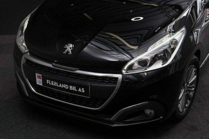 peugeot-208-bensin-2015-big-3