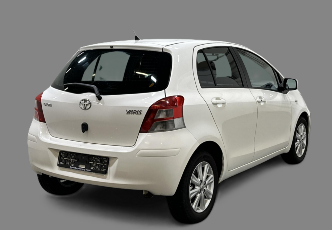 toyota-yaris-diesel-2010-big-3