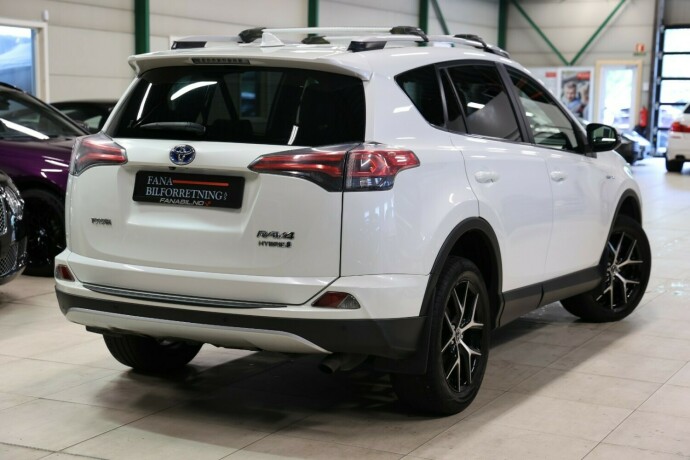 toyota-rav4-elektrisitetbensin-2016-big-2