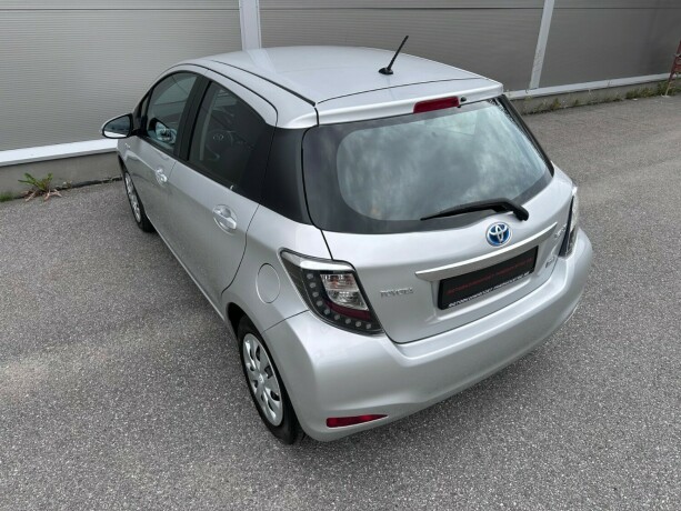 toyota-yaris-elektrisitetbensin-2014-big-6