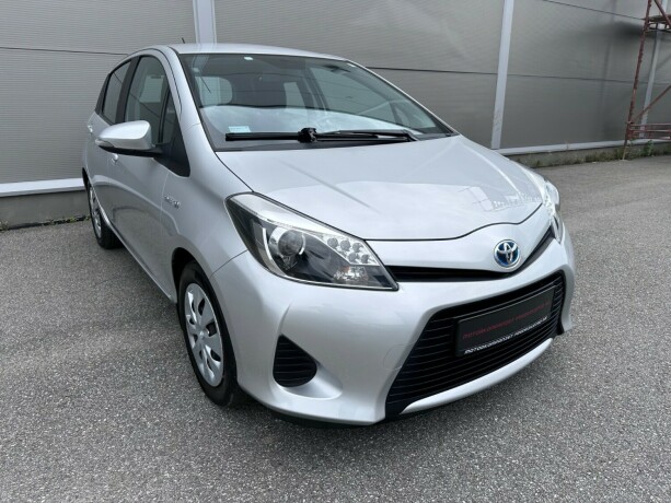 toyota-yaris-elektrisitetbensin-2014-big-1