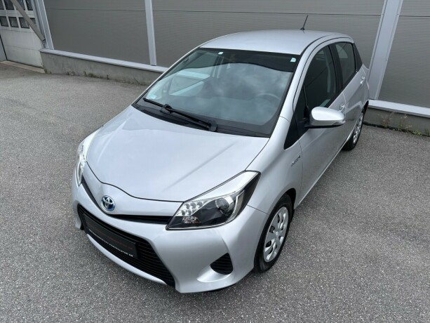 toyota-yaris-elektrisitetbensin-2014-big-5