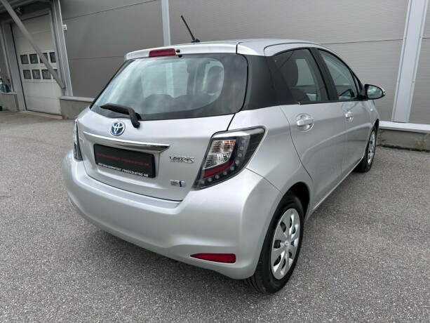 toyota-yaris-elektrisitetbensin-2014-big-3