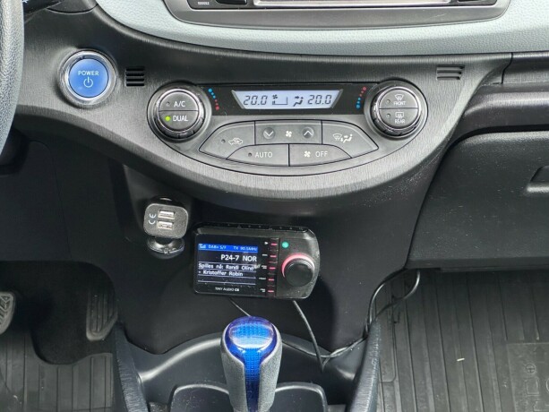 toyota-yaris-elektrisitetbensin-2014-big-19