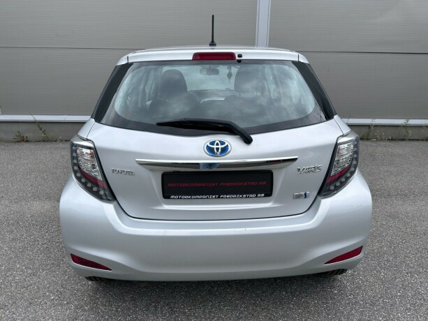 toyota-yaris-elektrisitetbensin-2014-big-10