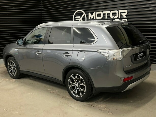 mitsubishi-outlander-elektrisitetbensin-2015-big-1