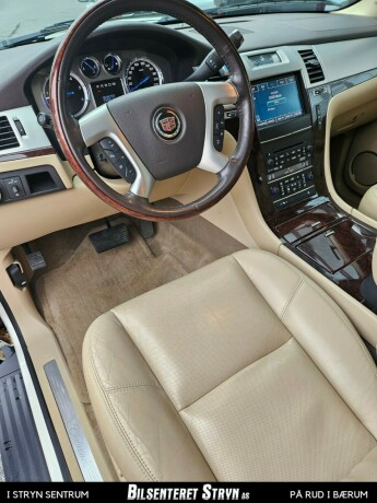 cadillac-escalade-bensin-2012-big-7