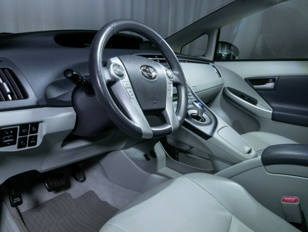 toyota-prius-bensin-2010-big-41