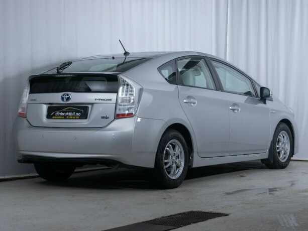 toyota-prius-bensin-2010-big-4