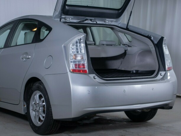 toyota-prius-bensin-2010-big-9