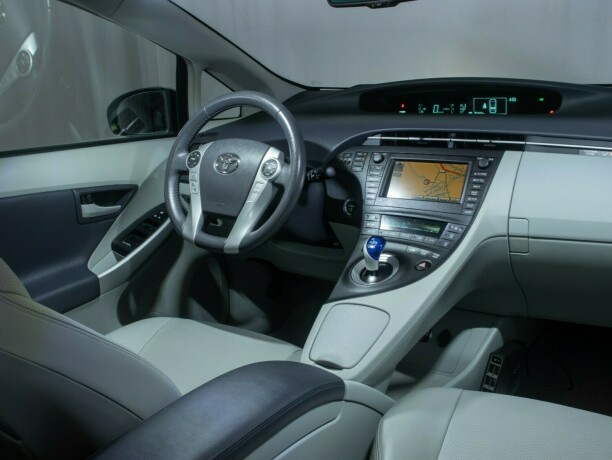 toyota-prius-bensin-2010-big-22