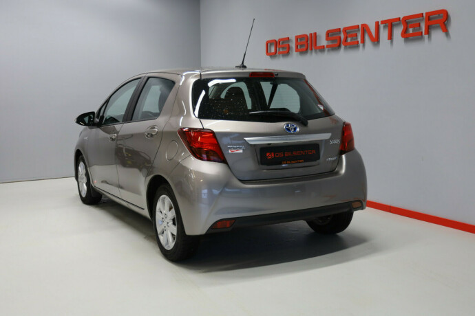 toyota-yaris-elektrisitetbensin-2015-big-5