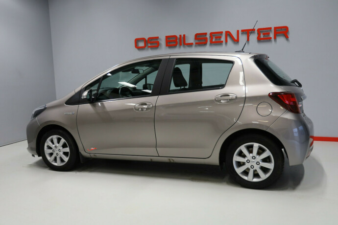 toyota-yaris-elektrisitetbensin-2015-big-3