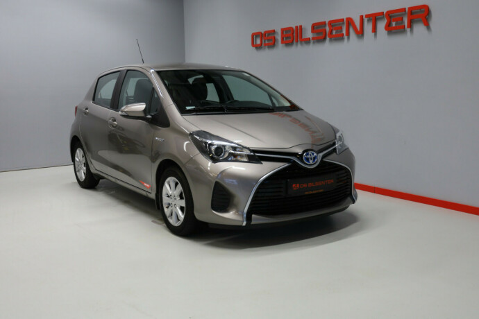 toyota-yaris-elektrisitetbensin-2015-big-1