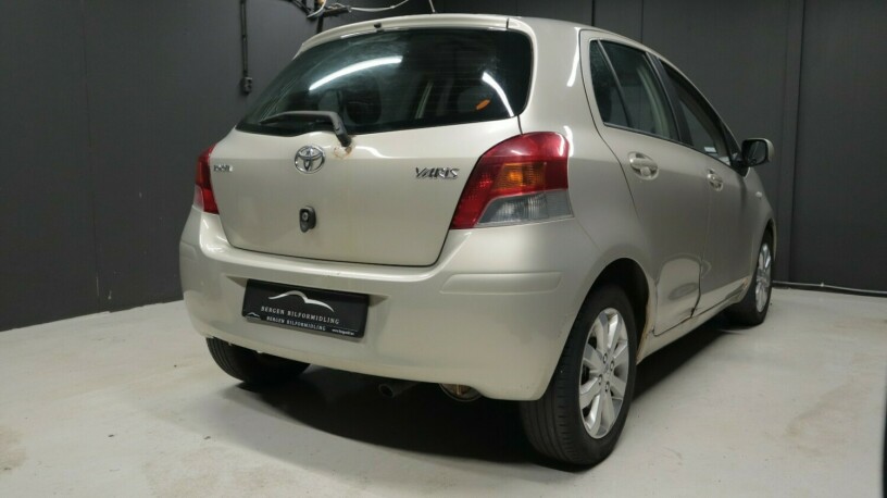 toyota-yaris-bensin-2009-big-3