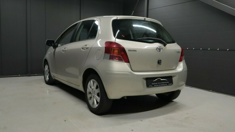 toyota-yaris-bensin-2009-big-5