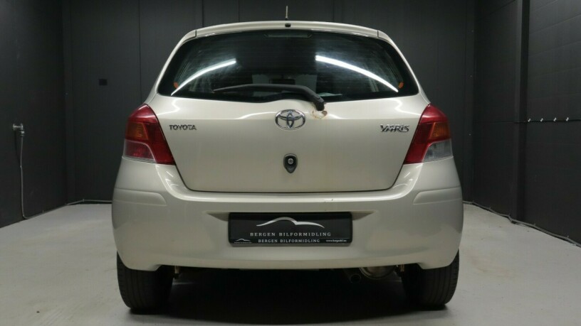 toyota-yaris-bensin-2009-big-4