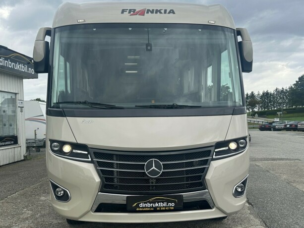 frankia-platin-840eb-2-enkel-senger-senkeseng-30-v6-190hk-mercedes-bakhjusltrekk-hydrualiske-stotter-diesel-2019-big-2