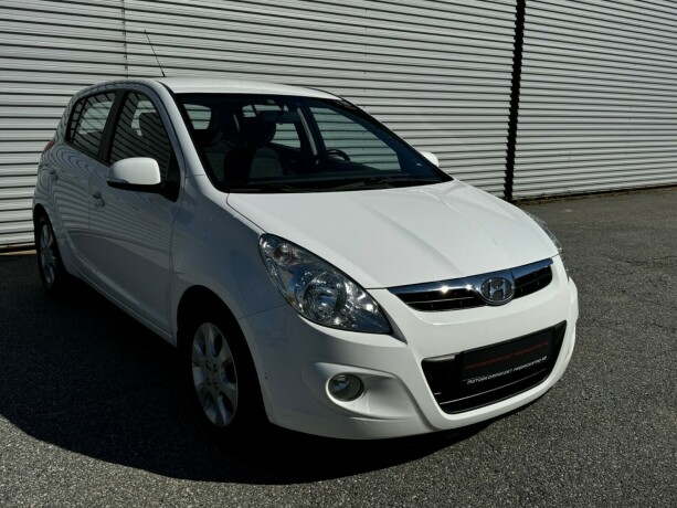 hyundai-i20-bensin-2011-big-1