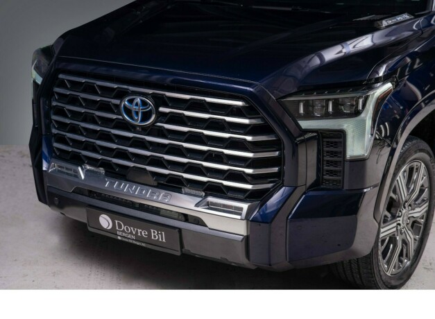 toyota-tundra-elektrisitetbensin-2022-big-3