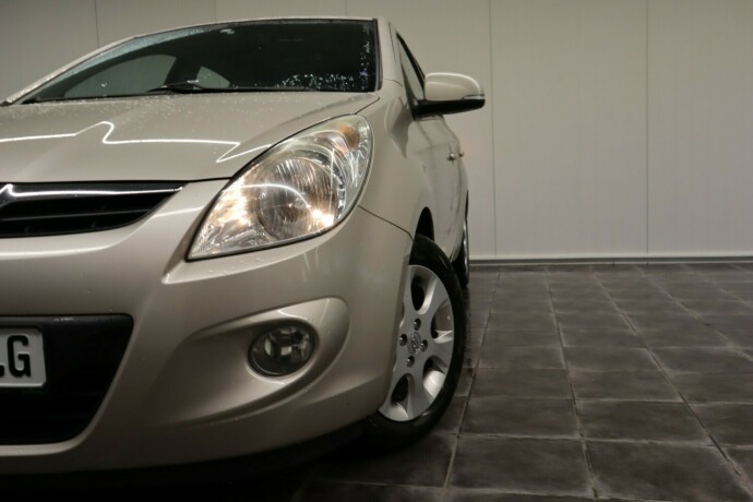 hyundai-i20-bensin-2012-big-15