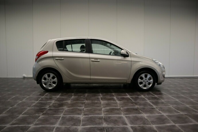 hyundai-i20-bensin-2012-big-1