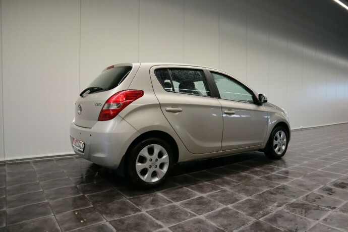 hyundai-i20-bensin-2012-big-5