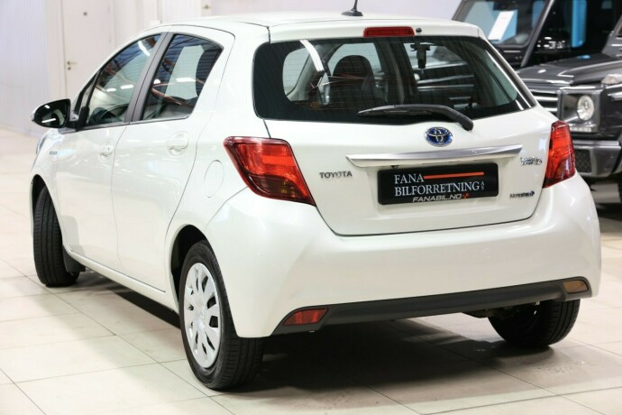 toyota-yaris-elektrisitetbensin-2015-big-1