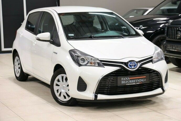 toyota-yaris-elektrisitetbensin-2015-big-3