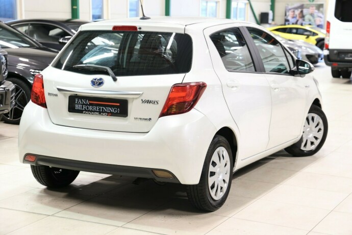 toyota-yaris-elektrisitetbensin-2015-big-2