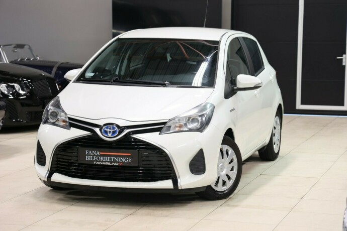 toyota-yaris-elektrisitetbensin-2015-big-0