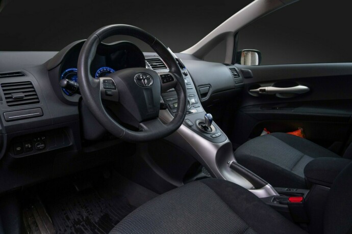 toyota-auris-elektrisitetbensin-2011-big-23