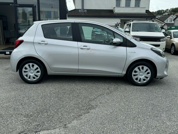 toyota-yaris-elektrisitetbensin-2016-big-3