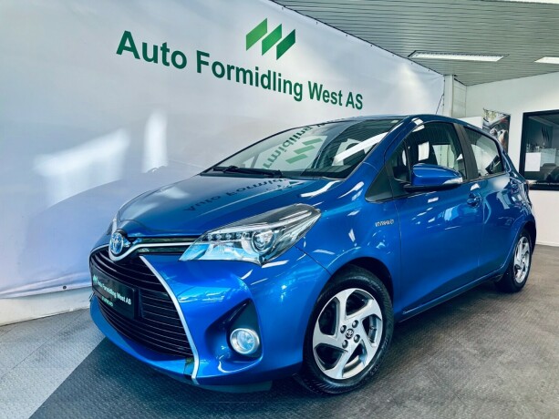 toyota-yaris-elektrisitetbensin-2015-big-1