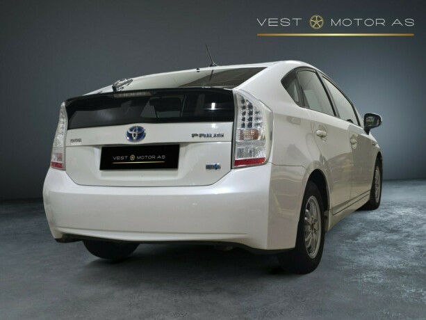 toyota-prius-bensin-2010-big-6