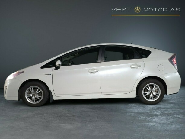 toyota-prius-bensin-2010-big-3