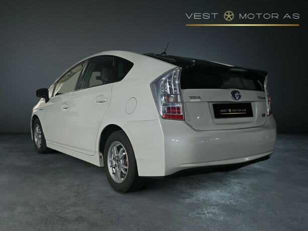 toyota-prius-bensin-2010-big-4