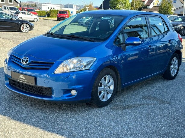 toyota-auris-diesel-2011-big-0