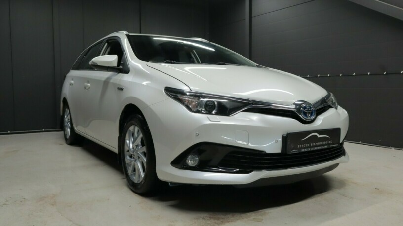 toyota-auris-elektrisitetbensin-2017-big-0