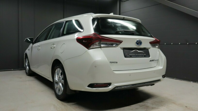 toyota-auris-elektrisitetbensin-2017-big-3