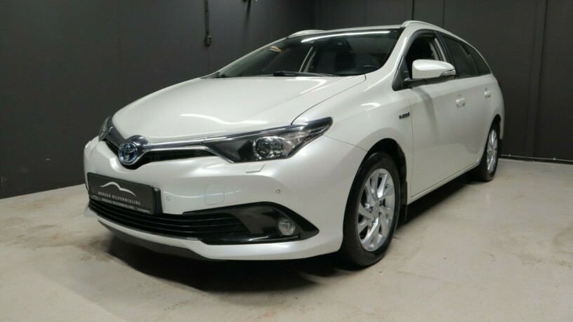 toyota-auris-elektrisitetbensin-2017-big-2