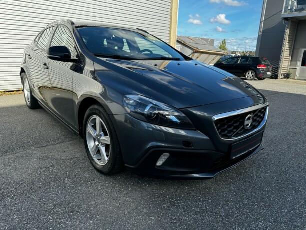 volvo-v40-cross-country-diesel-2014-big-1