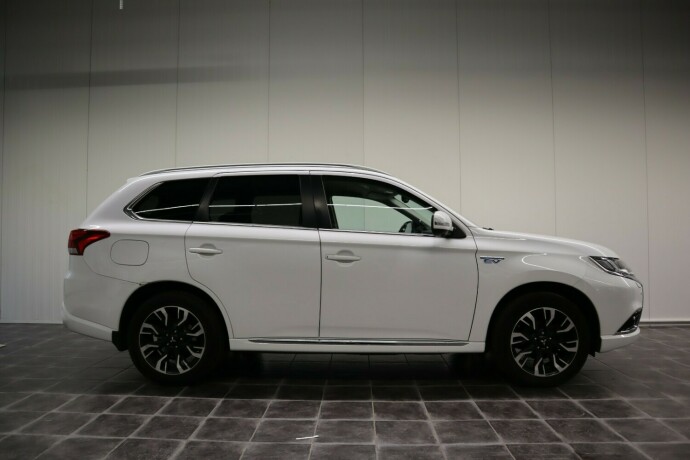 mitsubishi-outlander-elektrisitetbensin-2016-big-1